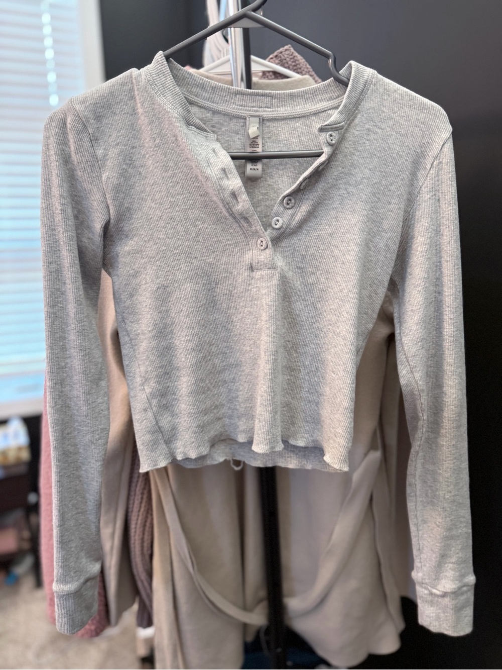 SKIMS | Light Gray Ribbed Henley Long Sleeve Crop Top | M